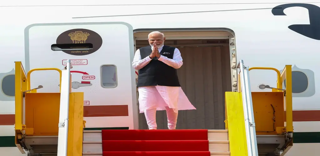 चीन हो या पाकिस्तान, भारत रखेगा पैनी नजर; मोदी सरकार ने 52 सैटलाइट्स योजना को दी मंजूरी भारत द्वारा 52 सैटलाइट्स वाली योजना को मंजूरी दी गई, जिसका उद्देश्य चीन और पाकिस्तान की सीमाओं पर गतिविधियों की निगरानी और सुरक्षा सुनिश्चित करना है।"